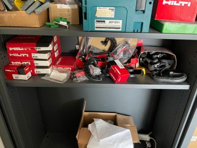 une étagère sur laquelle sont posés de nombreux outils de toutes sortes