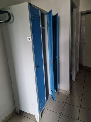 deux casiers bleus dans le couloir d'un immeuble