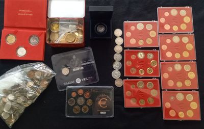 de nombreuses pièces de différentes sortes dans une boîte rouge