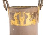 un pot marron orné d'un motif jaune