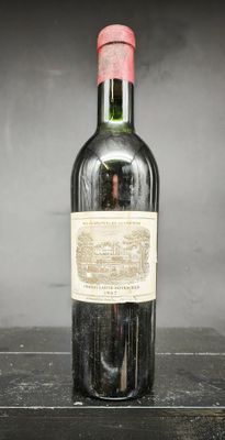 une bouteille de vin posée sur une table