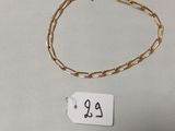 Gros plan sur un bracelet en chaîne en or portant une étiquette
