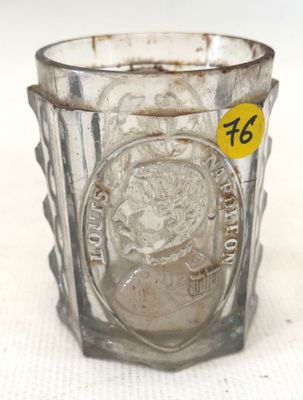 un verre sur lequel est représentée une femme