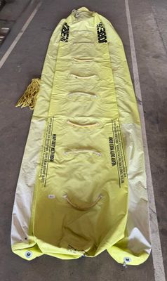 une planche de surf jaune posée par terre dans un parking