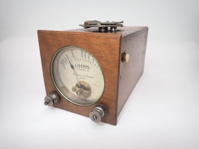 une horloge en bois posée sur une surface blanche