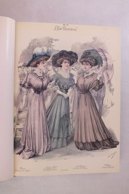 un livre ouvert sur lequel figure le dessin d'un groupe de femmes en robe