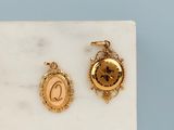 deux boucles d'oreilles plaquées or, ornées d'une image représentant une femme et un homme
