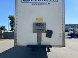 un camion de livraison garé sur un parking