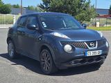 une Nissan Juke noire garée sur un parking