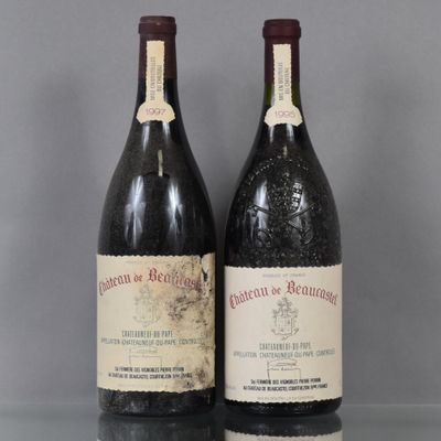 deux bouteilles de vin posées sur une table l'une à côté de l'autre