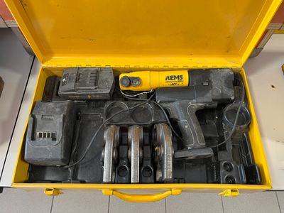 une mallette à outils jaune contenant des outils