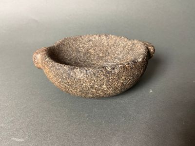 ÉGYPTE antique. Mortier circulaire à deux tenons et base dis…