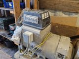 une machine qui se trouve dans un garage
