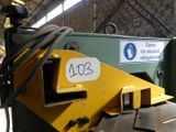 une machine qui se trouve à l'intérieur d'un bâtiment