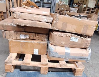 102 / Lot divers d'environ 116 kg de meubles de marque …