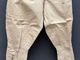 un vieux pantalon suspendu à une corde à linge fixée au mur
