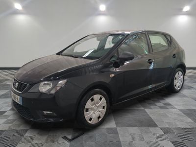 la petite voiture noire est garée dans le garage sur un sol en damier