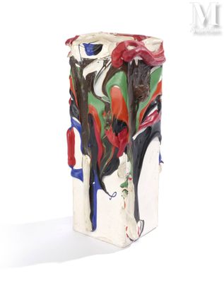 un vase orné d'une peinture posé sur une surface blanche