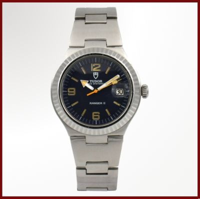 une image d'une montre-bracelet sur fond blanc