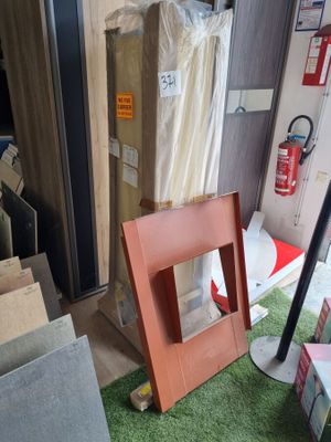 une pile de cartons empilés les uns sur les autres par terre dans une pièce