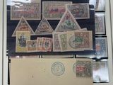 une photo d'une collection de timbres exposée dans un cadre