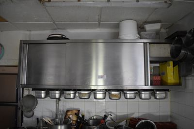 casseroles et poêles sur la cuisinière dans la cuisine