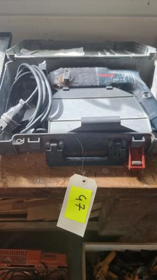 un grand nombre d'appareils électroniques posés sur une table