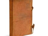 un livre en cuir marron avec une clé sur la couverture