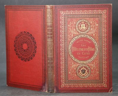 deux livres à la couverture rouge et aux bords dorés