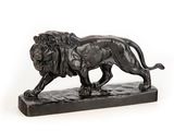 statue de lion sur un socle de marbre sur fond blanc
