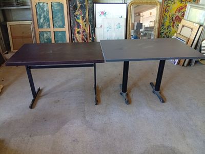 deux tables placées au milieu d'une pièce