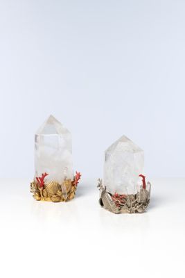 deux bagues en cristal et en or sur un fond blanc
