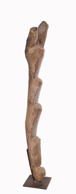 une sculpture en bois posée sur un socle, sur fond blanc