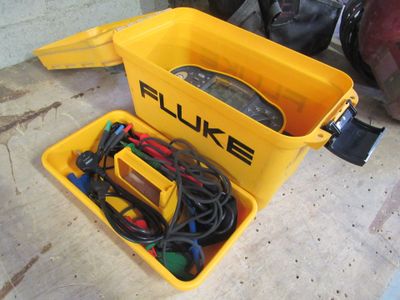une boîte jaune contenant tout un tas de fils