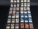 une table noire recouverte d'une multitude de cartes