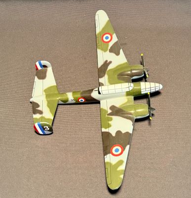 une maquette d'avion posée sur une table