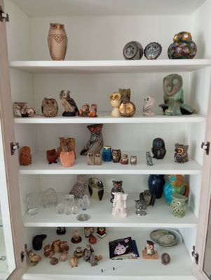une armoire sur laquelle sont posés de nombreux objets divers