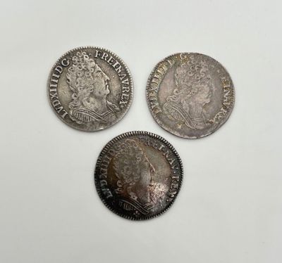 trois pièces d'argent, dont l'une porte une couronne et l'autre est ornée d'une couronne