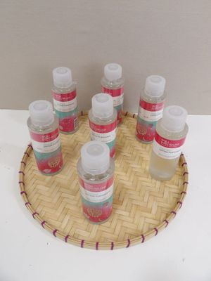 six flacons de lotion posés sur un plateau