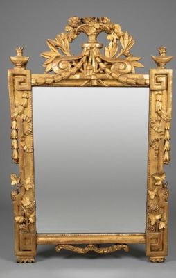 Miroir à fronton en bois doré à décor de pampres de vigne et…