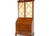 une image d'une armoire en bois avec une porte en verre