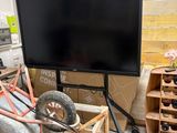 un téléviseur posé sur un meuble dans une pièce