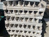 une pile de parpaings empilés les uns sur les autres