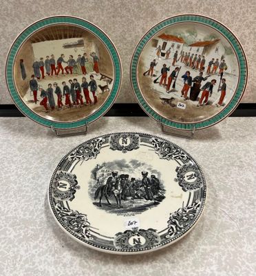 deux assiettes ornées de motifs différents, posées sur une table
