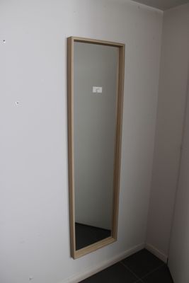 un miroir dans un coin d'une pièce, dans un coin d'une pièce