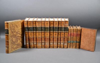 plusieurs vieux livres empilés sur une table
