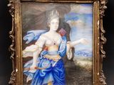 tableau représentant une femme en robe bleue tenant un éventail, dans un cadre doré