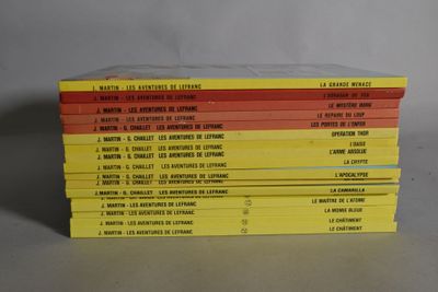 plusieurs livres jaunes empilés les uns sur les autres sur une table