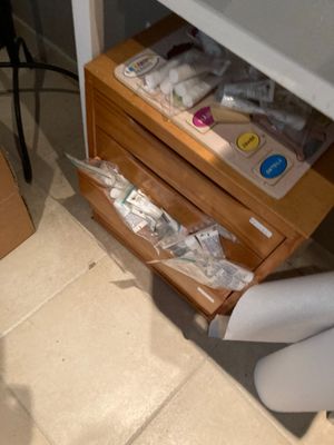 un tiroir rempli de papier toilette et d'autres articles