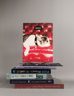 plusieurs livres empilés sur une table